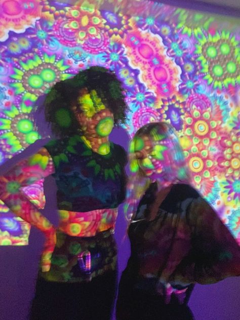 Projector Party Ideas, Trippy Party Decorations, Trippy Party Ideas, Trippy Birthday Party, Rave Birthday Party, Duo Best Friends, Trippy House, Unique Event Ideas, Forest Theme Party