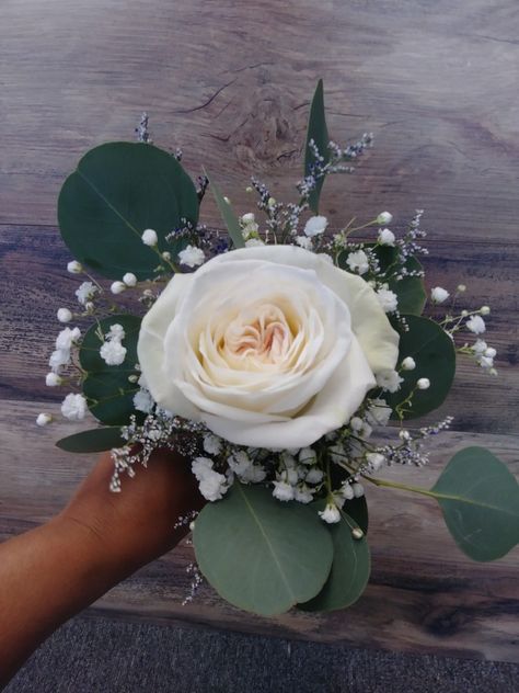 #bridesmaids #bouquet #gardenrose Bride Maids Bouquet Simple, Simple Bouquet For Bridesmaids, Simple Cheap Bridesmaid Bouquet, Simple Bouquets For Bridesmaids, Dainty Bridesmaid Bouquets, Bridesmaid With One Flower, Junior Bridesmaid Bouquet Simple, Small Homecoming Bouquet Ideas, Bridesmaid Bouquet Size Chart