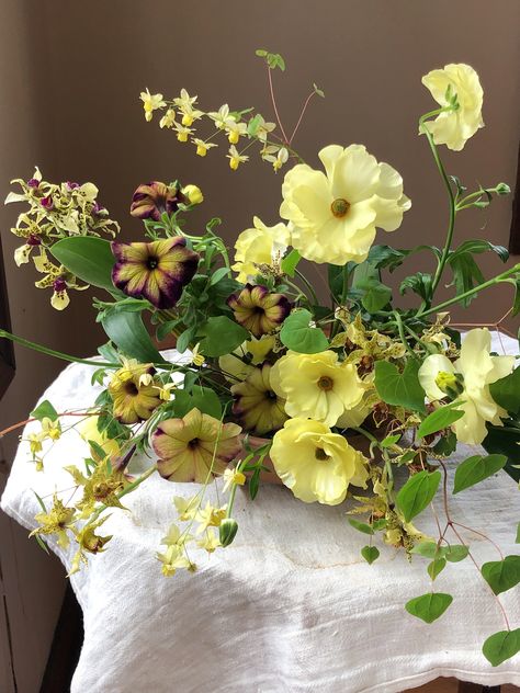 Italian Themed Flower Arrangements, Gorgeous Tablescapes, Elopement Florals, Flora Designs, Yellow Flower Arrangements, Green Tablescape, Spring Favorites, Italian Flowers, Arrangement Flowers