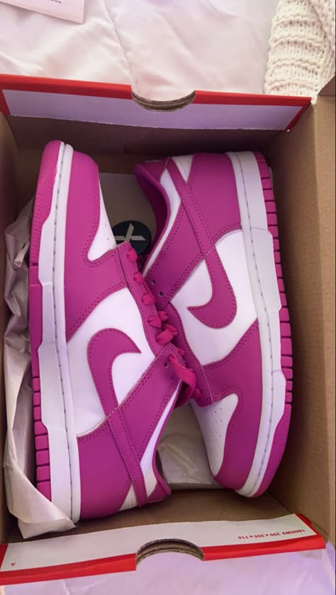 Pretty Sneakers, Trendy Shoes Sneakers, Pink Lifestyle, Pretty Shoes Sneakers, Kicks Shoes, Jordan Shoes Retro, All Nike Shoes, Shoes Sneakers Jordans, Cute Nike Shoes