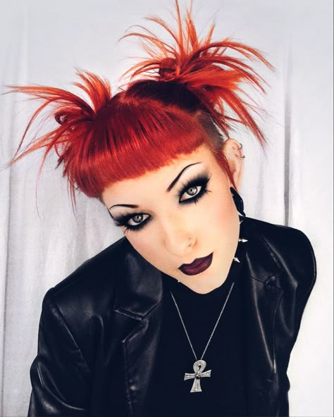 Punk Goth Hairstyle, Punk Space Buns, 90s Alt Hairstyles, 90s Punk Hair, 90s Punk Makeup, Punk Hairstyles For Long Hair, Outfit Punk, Medium Shaggy Hairstyles, Short Punk Hair