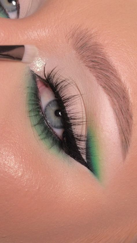 Green Black Makeup Looks, Emerald Eye Makeup For Prom, Enchanted Forest Makeup Looks, Makeup Ideas Green Eyeshadow, Emerald Green Glam Makeup, Enchanted Forest Prom Makeup, Elphaba Makeup Subtle, Emerald Green And Gold Makeup Looks, Green Prom Makeup Looks Black Women