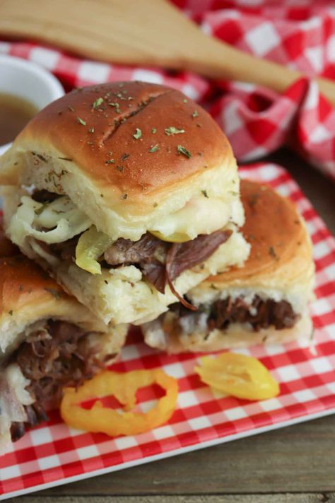 Slow Cooker Beef Sliders, Crockpot Beef Sliders, Italian Beef Sliders Recipes, Italian Roast Beef Sliders, Italian Roast Beef Crock Pot, Italian Beef Sandwiches Crockpot, Italian Beef Sliders, Roast Beef Sliders Recipes, Italian Roast Beef