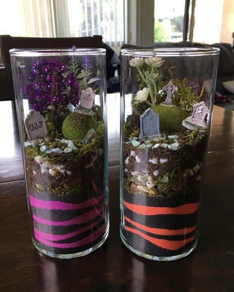 Diy Halloween Terrarium, Mini Cemetery Terrarium, Spooky Terrarium Diy, Cemetary Terrarium Diy, Halloween Terrarium Ideas, Spooky Terrarium Ideas, Fall Terrarium Ideas, Terrarium Halloween, Spooky Terrarium