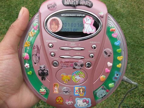 Nothing screams rewind like an embelished portable CD player Pink Cd, 2000s Girl, Retro Gadgets, 2000s Nostalgia, 2000s Aesthetic, 90s Aesthetic, 90s Nostalgia, 90s 2000s, 90s Kids