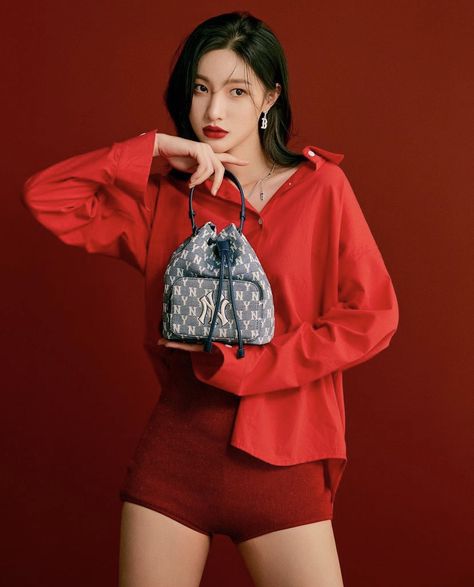 Handbag Pose Ideas, Women Bag Photoshoot, Handbag Model Poses, Bag Photoshoot Studio, Bag Poses Photography, Bag Model Photoshoot, Poses With Bags, Posing With Bag, Bag Editorial Photography