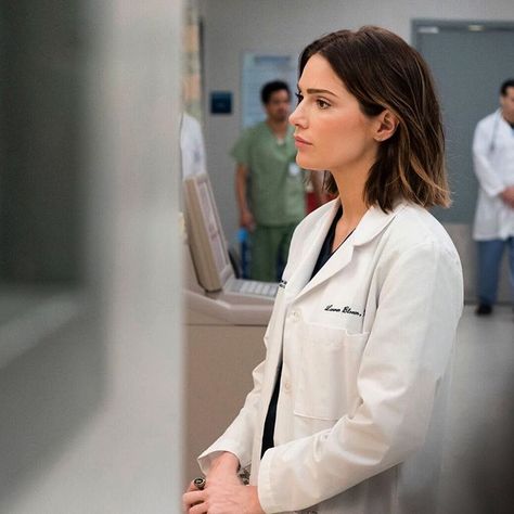 Janet Montgomery no Instagram: “It’s my birthday and I am also on your tv’s tonight. Today is the best day ever. #nbc #newamsterdam #damfam #bloom” Dr Bloom New Amsterdam Hair, Lauren Bloom New Amsterdam Hair, Janet Montgomery Hair, Dr Lauren Bloom, Janet Montgomery New Amsterdam, Dr Bloom New Amsterdam, Lauren Bloom, Today Is The Best Day, Janet Montgomery