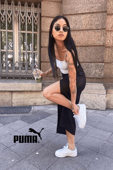 Schnapp dir diese weißen Sneaker von Puma! Ihre Plateau-Sohle ist voll im Trend und ihr schlichtes Design passt zu jedem deiner Sommer-Outfits! Und Sneaker passen eh immer.  Jetzt auf www.schuhe.shop 
Photos by @tharatip.t on Instagram Outfits Juvenil, Puma Carina, Plateau Sneaker, Sneaker Trend, Platform Sneaker, Puma Sneaker, Led, On Instagram, Quick Saves