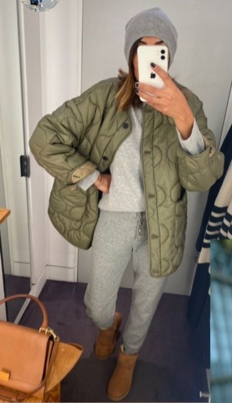 Long Green Quilted Jacket Outfit, Khaki Sweatshirt Outfit, Quilted Green Jacket Outfit, Olive Quilted Jacket Outfit, Sage Green Jacket Outfit, European Winter Style, Green Quilted Jacket Outfit, Green Quilted Coat, Quilted Jacket Outfit