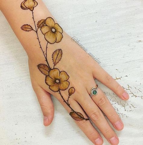 Beautiful And Easy Mehndi Designs, Mehndi Easy, Beautiful Simple Mehndi Design, Easy Mehndi Designs, Mehndi Flower, Hands Design, Tato Henna, Finger Henna Designs, Design Mehndi