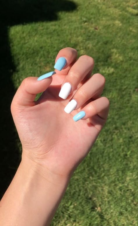 Blue Or White Nails, Blue And White Nail Ideas Simple, Blue And White Simple Nails, Cute White Summer Nails, White And Blue Short Nails, Baby Blue And White Acrylic Nails, Summer Nails White And Blue, Simple Baby Blue Nails, Cute Blue And White Nails