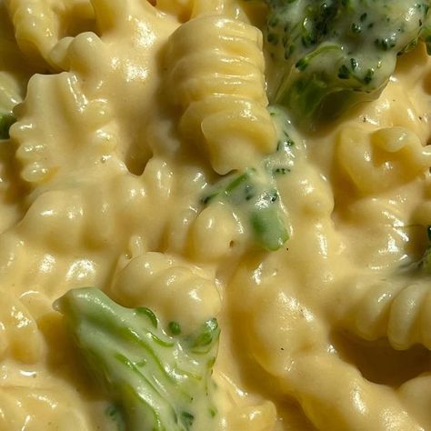 Angela Miley on Instagram: "I chedDARE you to try this delish Broccoli Cheddar Mac & Cheese! It’s perfect for Fall 😋 RECIPE ⬇️ 1. Cook 1/2 lb pasta in salted water until al dente.( I used a couple diff pasta shapes because I had small amounts of each I wanted to use up! I did Radiatori, Fusilli Corti Bucati & Rotini! 2. A few minutes before your pasta is done cooking, add 4oz broccoli florets. The pasta & broccoli will be done at the same time. Reserve 1/2 cup of pasta water before straining. Broccoli Cheddar Mac And Cheese, Pasta Broccoli, Fall Recipe, Broccoli Cheddar, Pasta Shapes, Delicious Snacks Recipes, Food Recepie, Broccoli Florets, Food Videos Cooking