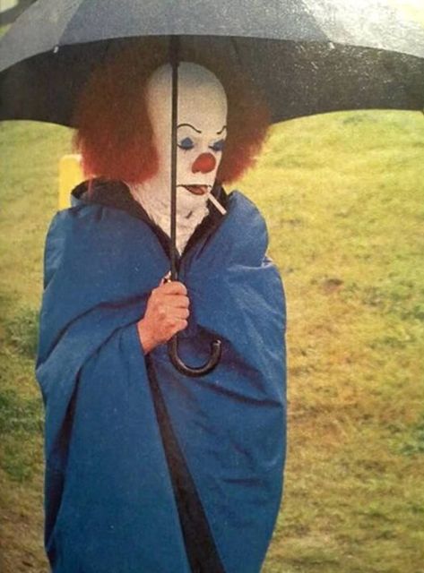 36 Amazing Behind the Scenes Photos from Horror Movies Horror Movie Scenes, Tim Curry, Le Cri, Horror Pictures, Retro Horror, Classic Horror Movies, Best Horrors, The Clown, Halloween Movies