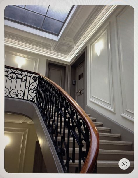 Apartment Stairs, Foyer Staircase, Old Apartments, Before Sunset, Paris Apartments, Saint Tropez, Apartment Building, Next Door, Modern Architecture