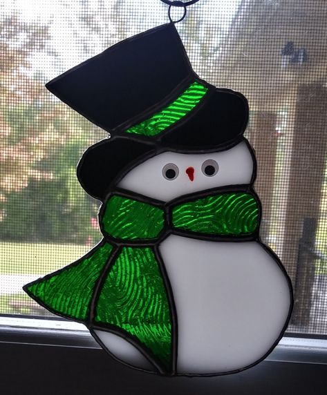 Christmas Stainglass Ornaments, Snowman Stained Glass Patterns, Christmas Stained Glass Patterns Free, Christmas Stained Glass Ideas, Stained Glass Christmas Patterns, Christmas Stained Glass Patterns, Christmas Suncatchers, Stained Glass Snowman, Diy Stained Glass Window