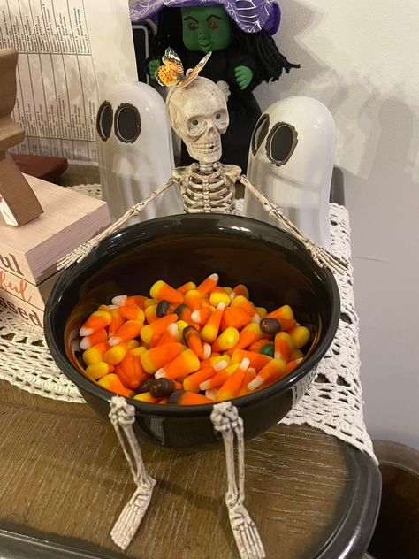 Skeleton Bowl, Candy Dish Diy, Diy Halloween Skeleton, Diy Halloween Candy, Skeleton Craft, Easy Halloween Craft, Halloween Candy Bowl, Christmas Clothespins, Halloween Entertaining