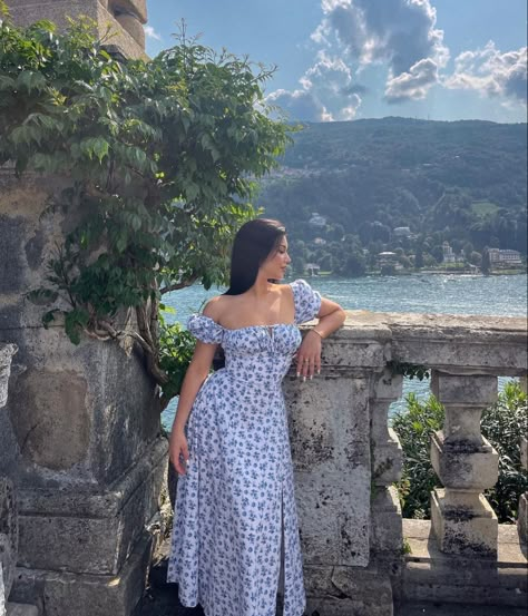 Midi Dress Poses Photo Ideas, Pondicherry Poses, Dolce Vita Outfit, Capri Outfits, Mahabaleshwar, Blue Sundress, Feed Insta, Winter Fashion Outfits Casual, Beach Photography Poses