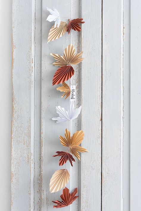 Paper Flowers Diy Easy, Paper Decorations Diy, Diy Flores, Easy Paper Flowers, Paper Flower Wall Decor, Paper Flower Decor, Work Diy, How To Make Paper Flowers, Paper Flower Wall