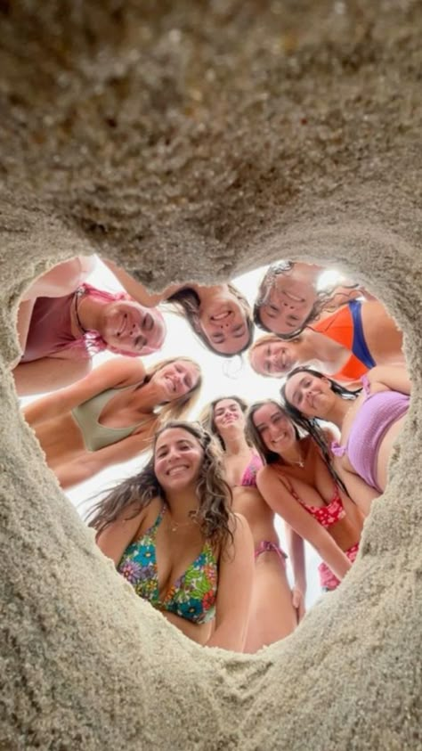 Birthday Pictures With Best Friend, Group Beach Pictures Friends Ideas, Vacay With Bestie, Fun With Bestie, Cousin Beach Pictures, Cute Summer Ideas With Friends, Beach Vacay With Friends, Beach Pictures To Recreate, Heart Sand Picture