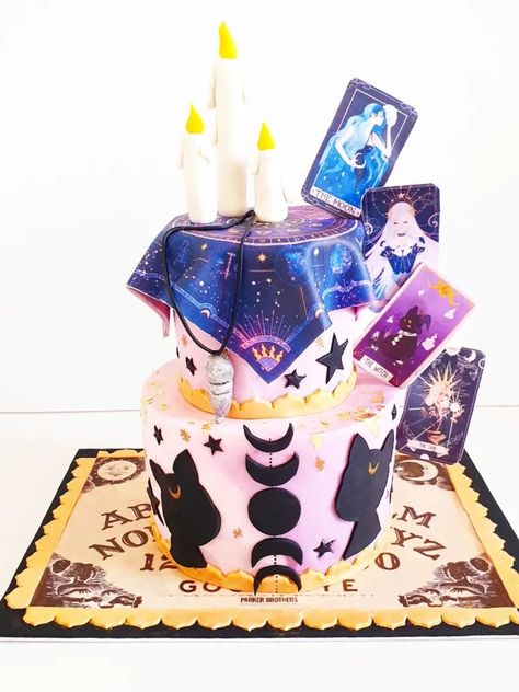 Un gâteau witch, mauve, bleu et noir. Avec des bougies, cartes, chats noirs... Tarot Card Cake Ideas, Witch Cake Birthdays, Witchy Birthday Cake, Witchy Cake, Mystic Cakes, Witchy Birthday, Witch Cake, 34th Birthday, 40th Birthday Cakes