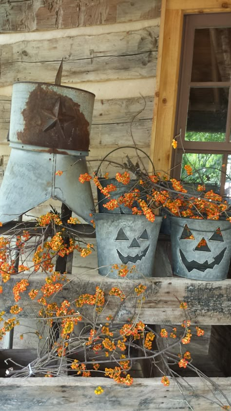 Fall for it all at the cabin Halloween House Party Decorations, Makeup Clown, Primitive Fall Decor, Fall Porches, Rustic Halloween Decor, Dekorasi Halloween, Labu Halloween, Rustic Halloween, Halloween House Party