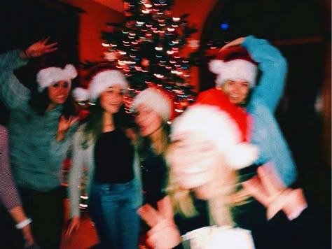 Friends Christmas Aesthetic, Christmas Aesthetic Friends, Kids Christmas Movies, Funny Christmas Movies, College Photography, Christmas Party Photo, Aesthetic Friends, Friends Christmas, Winter Photos