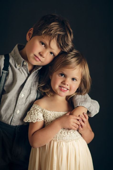 Siblings Poses, Sisters Photography Poses, Brother Sister Photography, Sibling Portraits, Brother Sister Photos, Sibling Photo Ideas, Siblings Photography, Sibling Photoshoot, Sibling Photography Poses