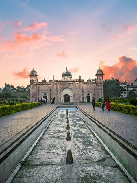 Bangladesh Dhaka, Mughal Architecture, Dhaka Bangladesh, Scenic View, Architecture Old, Pink Clouds, Islamic Architecture, Old City, Historic Buildings