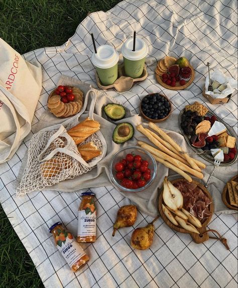 Picnic Date Food, Picnic Inspiration, Date Recipes, Picnic Birthday, The Maze Runner, Picnic Date, Perfect Picnic, Picnic Time, Picnic Food