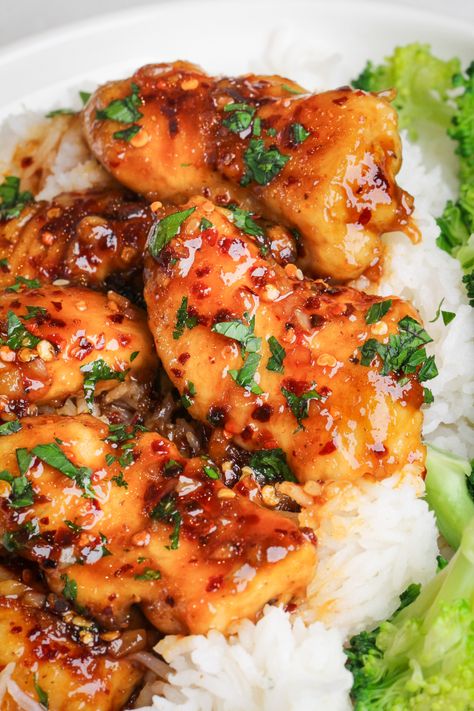 Honey Garlic Chicken - Bad Batch Baking - Restaurant Copycat Recipes & Family Favorites Sweet Pepper Chicken Recipes, Spicy Honey Sauce, Sticky Honey Garlic Chicken, Spicy Honey Garlic Chicken, Honey Chicken Breast, Baked Honey Garlic Chicken, Crispy Honey Chicken, Crispy Green Beans, Rice And Broccoli