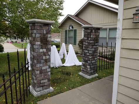 Diy Halloween Cemetery Pillars, Diy Halloween Pillars Columns, Diy Halloween Pillars, Cemetery Columns, Diy Cemetery, Diy Halloween Props, Halloween Cemetery, Drywall Mud, Halloween Props Diy