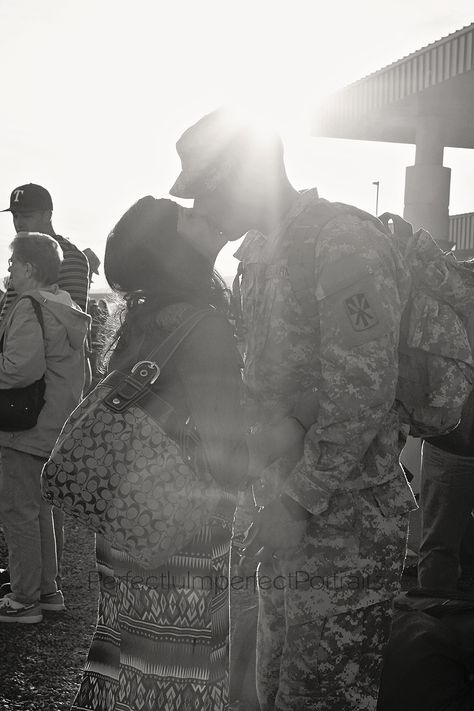 Deployment homecoming Military Long Distance Relationship, Usmc Wedding, Homecoming Photos, Military Marriage, Soldier Wife, Military Relationships, Deployment Homecoming, Navy Families, Thank You Pictures