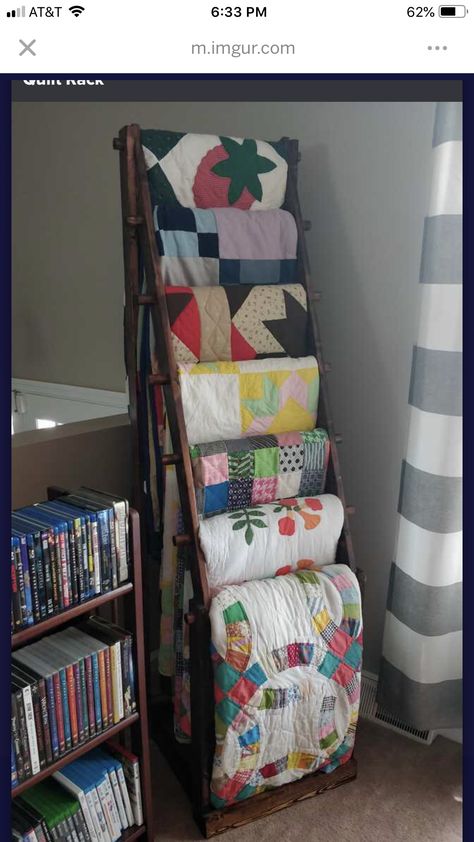 Quilt Holder Display, Diy Quilt Rack Wall, Quilt Racks For Walls, Quilt Shelf Rack Display, Quilt Rack Ideas, Upcycle Quilt Rack, Quilt Display Ideas, Kurtis Ideas, Quilt Display Racks