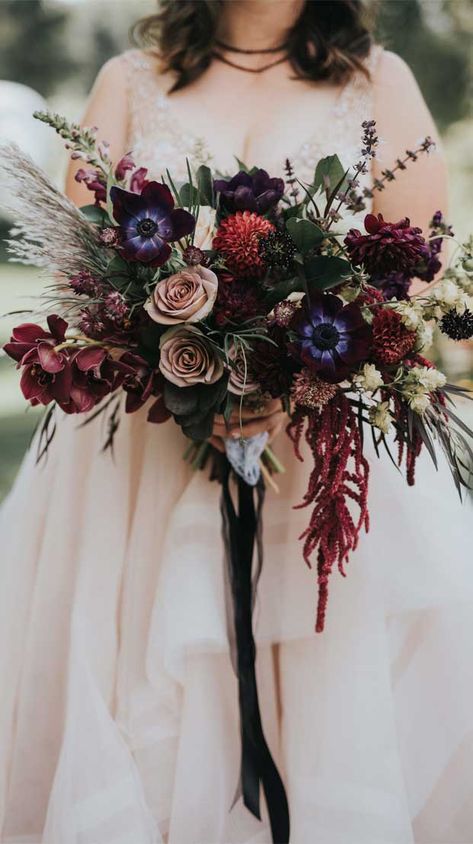 30 Stunning Wedding Bouquets for Autumn Brides to Inpire - Elegantweddinginvites.com Blog Moody Bride Bouquet, Moody Jewel Tone Bouquet, Moody Floral Bouquet, Ribbon Bridal Bouquet, Moody Wedding Bouquets, Black Autumn Wedding, Dark Romantic Bouquet, Moody Bouquet Wedding, Moody Flower Bouquet