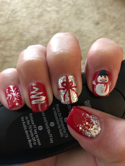 Christmas Shellac Nails, Christmas Nail Art Designs 2022, Christmas Nails Glitter, Christmas Nail Designs Easy, Christmas Nail Polish, Christmas Nail Colors, Christmas Nails Easy, Christmas Gel Nails, Christmas Nail Art Designs