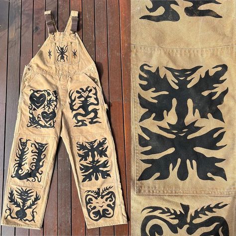 Painted On Clothing, Screen Printing On Clothes, Printmaking On Clothes, Block Printing On Clothes, Cool Clothes Aesthetic, Linoprint Clothes, Tshirt Print Ideas, Art On Clothes, Hand Painted Clothes