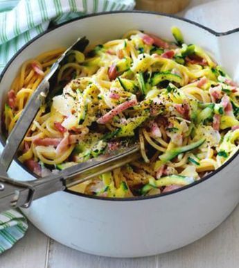 Bacon Spaghetti, Zucchini Carbonara, Courgette Pasta, Pasta Carbonara, Bacon Pasta, Carbonara Pasta, Spaghetti Recipes, Zucchini Recipes, Pasta Dishes