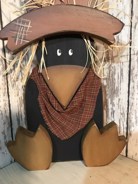 Primitive Fall Wood Sitting Crow With Homespun Scarf 8.5" x 13" high Primitive Scarecrows Wood, Wooden Crows Birds, Fall Wood Painting Ideas, Crow Crafts, Primitive Fall Crafts, Fall Wood Projects, Halloween Yard Displays, Fall Crafts Decorations, Primitive Scarecrows