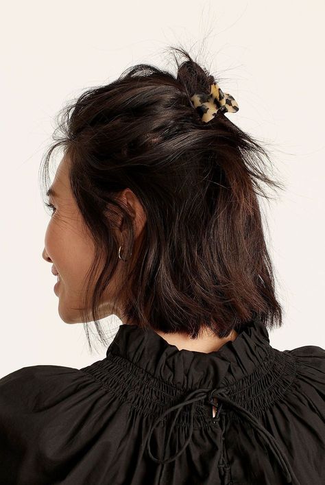 Claw clips have made a comeback. Shop some of our favorite hair accessories, so you can twist and clip your way to a chic look. Short Hair Fashion Outfits, Using Hot Rollers, Clip Hairstyles, Tight Curls, Claw Hair Clips, Lyon France, Penteado Cabelo Curto, Claw Clips, Different Hairstyles