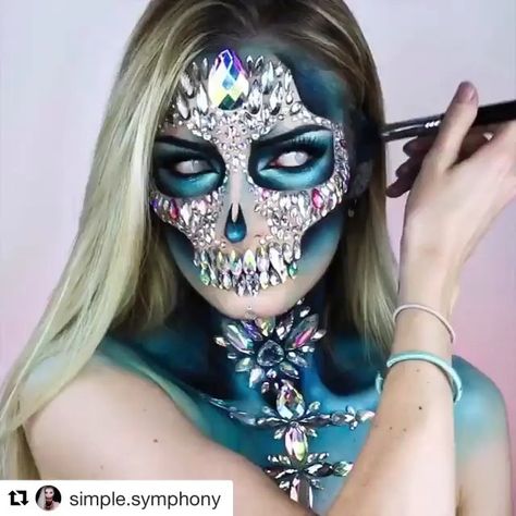 Skull Makeup Look, Skull Easy, Half Skull Makeup, Beautiful Halloween Makeup, Halloween Glam, Halloween Makeup Sugar Skull, Holloween Makeup, Dead Makeup, Half Skull