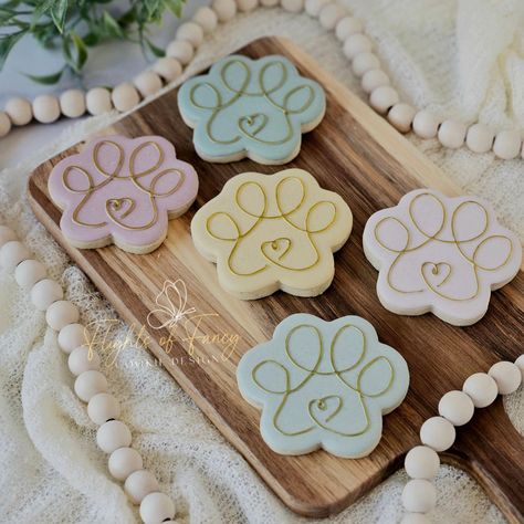 Simple and elegant paw print cookies. #cookiedecorating #cookieart #royalicingcookies #decoratedcookies #dogcookiesofinstagram #sugarcookies #cookiedecorating #royalicing #customcookies #cookiedecorator #baking #cookieartist Paw Print Cookies Decorated, Dog Decorated Cookies, Dog Themed Cookies, Dog Cookies Decorated, Paw Print Cookies, Puppy Cookies, Puppy Baby Shower, Cookie Sets, Theme Cookies