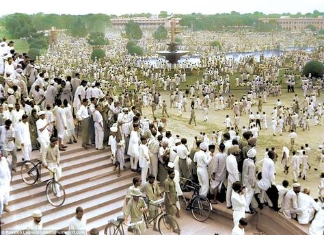 Thousands of people gather in New Delhi to celebrate the first day of Indian independence. The stroke of midnight on August 14, 1947, officially ended British rule, creating Pakistan along with an independent India 1947 India, Partition Of India, 15 August 1947, Independence Day Photos, Indian Independence Day, Independence Day Images, Independence Day India, India Images, India Independence