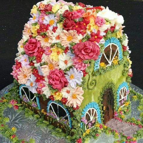 Beautiful floral gingerbread house Birthday Cake Spring, Creative Gingerbread House Ideas, Creative Gingerbread House, Fairy House Cake, Flowers Birthday Cake, Easter Gingerbread House, Cake Spring, Gingerbread House Ideas, Gingerbread House Recipe