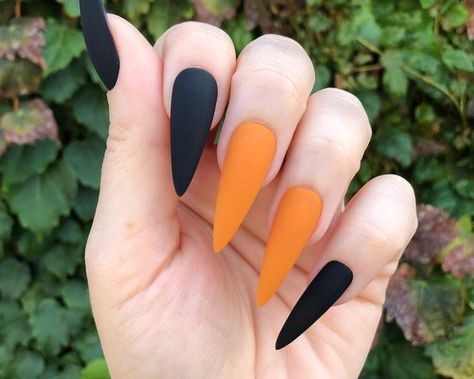 Matt Halloween Nails, Matte Black And Orange Nails, Fall Nails Spooky, Short Stilleto Halloween Nails, Stilleto Halloween Acrylic Nails, Halloween Matte Nails, Halloween Nails Matte Black, Orange And Black Nails Acrylic, Fall Nails Stilleto Shape