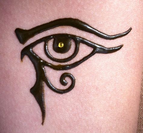 Eye Henna Design, Henna Eye Designs, Evil Eye Henna, Eye Henna, Halloween Henna, Sun Henna, Small Henna Tattoos, Red Henna, Henna Inspired Tattoos