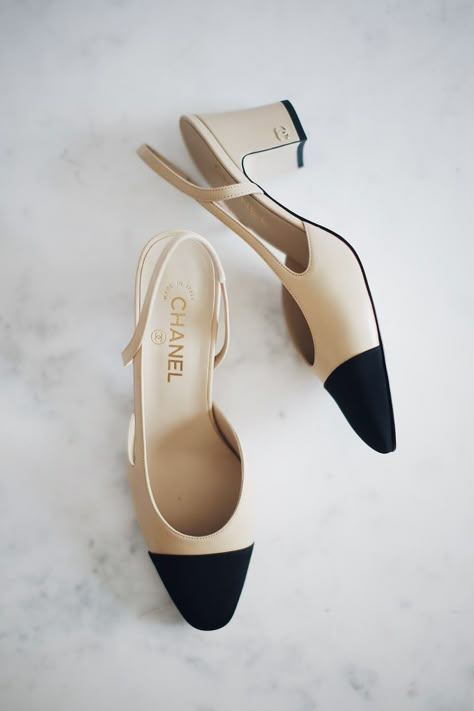 Chanel Slingback, Mode Chanel, Shoes Heels Classy, Classy Shoes, Heels Classy, Aesthetic Shoes, Elegant Shoes, Shoe Inspo, Chanel Vintage