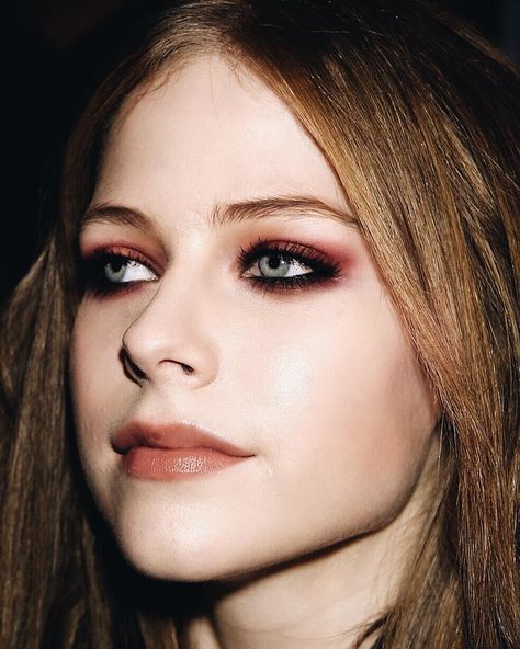 esos ojos color del cielo. 00s Makeup, Emo Prom, Avril Levigne, 2000 Aesthetic, Avril Lavingne, Avril Lavigne Photos, Avril Lavigne Style, Abbey Dawn, Punk Makeup