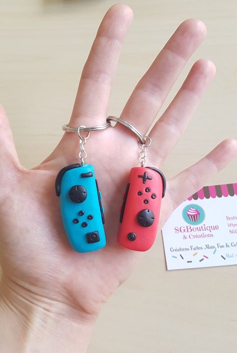 BFF Gamer best friends forever !  Set of two friendship keychains, in the shape of adorable joysticks :) Video game controllers in polymer clay. Ideal gift for all Gamers! Friendship gift, gift for best friends, gift for brothers and sisters, for a dad/mom and his child or for a couple :) When working by hand it is impossible to make exactly the same piece twice, which makes each key ring absolutely unique;) Size: about 2.37 inches Charm size: about 1.58 x 0.79 inches * The price is for the 2 ke Clay Friends, Friendship Keychains, Video Game Controllers, Bff Jewelry, Clay Keychain, Clay Magnets, Diy Air Dry Clay, Clay Sculptures, Game Controllers