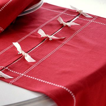 Reuse old linens or just make an unique table runner. Holiday Door Decorations, Make A Table, Holiday Door, Festive Tables, Place Mats, Table Toppers, Cloth Napkins, Christmas Projects, Decoration Table