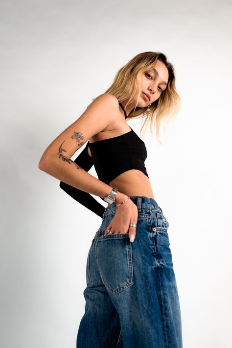 Jeans And Bra Photoshoot Ideas, Denim Aesthetic Photography, Denim Photoshoot Ideas, Poses Studio Photography, Group Photo Shoot, Pose Gesture, Friends Group Photo, Denim Photoshoot, Female Portrait Poses